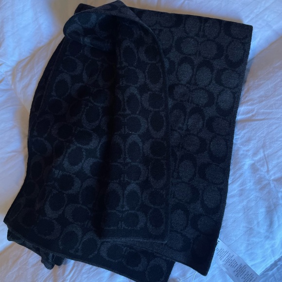 Coach signature scarf - Picture 3 of 4